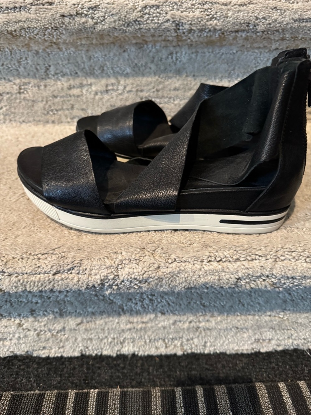 Eileen Fisher Black Leather Athletic Sandal Sz 7